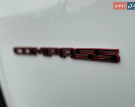 Белый Джип Компас, объемом двигателя 2 л и пробегом 80 тыс. км за 23000 $, фото 26 на Automoto.ua