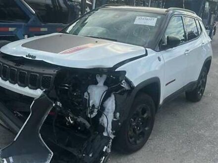 Белый Джип Компас, объемом двигателя 2 л и пробегом 45 тыс. км за 16999 $, фото 1 на Automoto.ua