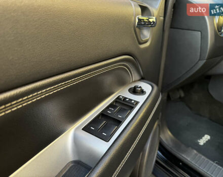 Черный Джип Компас, объемом двигателя 2 л и пробегом 129 тыс. км за 10900 $, фото 14 на Automoto.ua