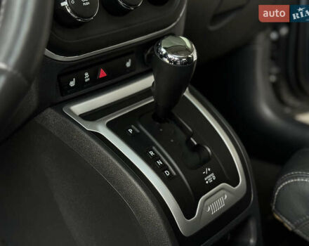 Джип Компас 2015 в Киеве на Automoto.ua Серый Джип Компас, объемом двигателя 2.36 л и пробегом 183 тыс. км за 10900 $, фото 21 на Automoto.ua