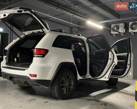 Джип Grand Cherokee 2016 у Києві на Automoto.ua Білий Джип Grand Cherokee, об'ємом двигуна 3.6 л та пробігом 246 тис. км за 20499 $, фото 23 на Automoto.ua