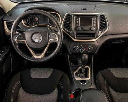 Білий Джип Grand Cherokee, об'ємом двигуна 2.4 л та пробігом 65 тис. км за 1900 $, фото 6 на Automoto.ua