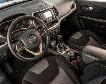 Білий Джип Grand Cherokee, об'ємом двигуна 2.4 л та пробігом 65 тис. км за 1900 $, фото 5 на Automoto.ua