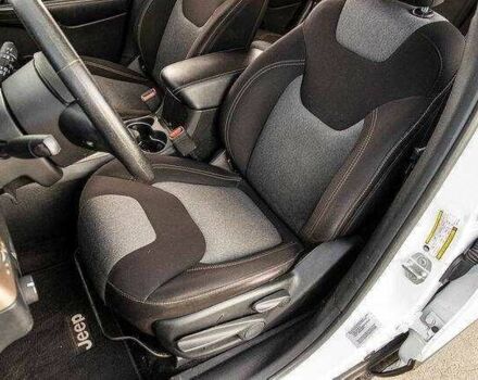 Білий Джип Grand Cherokee, об'ємом двигуна 2.4 л та пробігом 65 тис. км за 1900 $, фото 4 на Automoto.ua