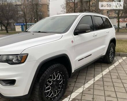 Белый Джип Гранд Чероки, объемом двигателя 5.7 л и пробегом 140 тыс. км за 38500 $, фото 3 на Automoto.ua