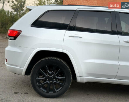 Белый Джип Гранд Чероки, объемом двигателя 3.6 л и пробегом 50 тыс. км за 26999 $, фото 22 на Automoto.ua