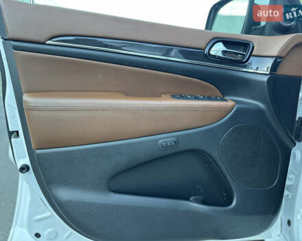 Джип Гранд Чероки 2020 в Киеве на Automoto.ua Белый Джип Гранд Чероки, объемом двигателя 5.7 л и пробегом 43 тыс. км за 35999 $, фото 32 на Automoto.ua