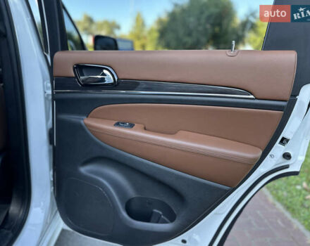 Джип Гранд Чероки 2020 в Киеве на Automoto.ua Белый Джип Гранд Чероки, объемом двигателя 5.7 л и пробегом 43 тыс. км за 35999 $, фото 41 на Automoto.ua