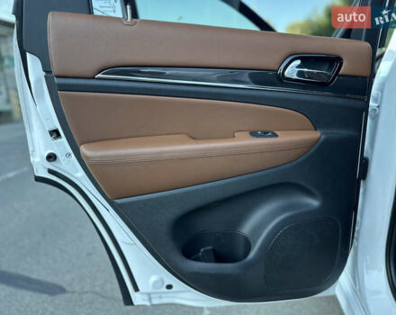 Джип Гранд Чероки 2020 в Киеве на Automoto.ua Белый Джип Гранд Чероки, объемом двигателя 5.7 л и пробегом 43 тыс. км за 35999 $, фото 38 на Automoto.ua