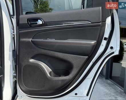 Белый Джип Гранд Чероки, объемом двигателя 5.65 л и пробегом 4 тыс. км за 39898 $, фото 47 на Automoto.ua