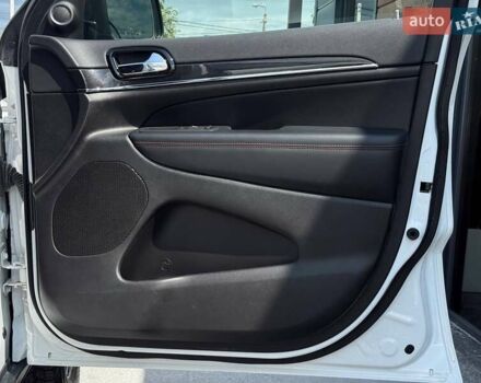 Белый Джип Гранд Чероки, объемом двигателя 5.65 л и пробегом 4 тыс. км за 39898 $, фото 51 на Automoto.ua