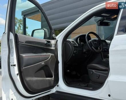 Белый Джип Гранд Чероки, объемом двигателя 5.65 л и пробегом 4 тыс. км за 39898 $, фото 17 на Automoto.ua