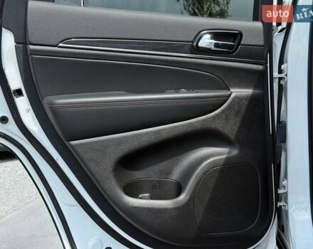 Белый Джип Гранд Чероки, объемом двигателя 5.65 л и пробегом 4 тыс. км за 39898 $, фото 37 на Automoto.ua