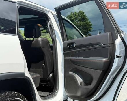 Белый Джип Гранд Чероки, объемом двигателя 5.65 л и пробегом 4 тыс. км за 39898 $, фото 46 на Automoto.ua