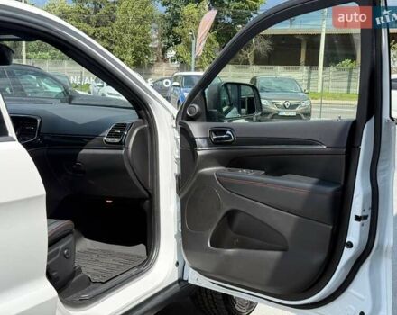 Белый Джип Гранд Чероки, объемом двигателя 5.65 л и пробегом 4 тыс. км за 39898 $, фото 50 на Automoto.ua