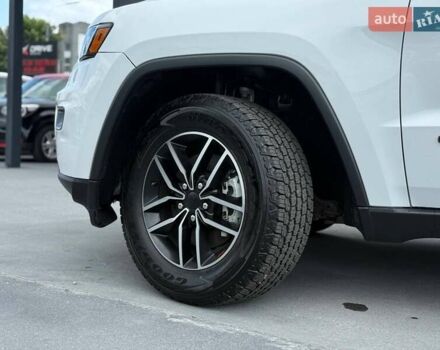 Белый Джип Гранд Чероки, объемом двигателя 5.65 л и пробегом 4 тыс. км за 39898 $, фото 3 на Automoto.ua