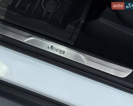 Белый Джип Гранд Чероки, объемом двигателя 5.65 л и пробегом 4 тыс. км за 39898 $, фото 33 на Automoto.ua