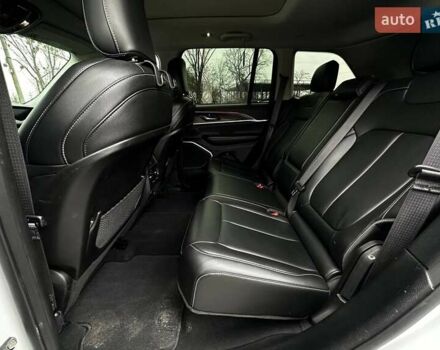 Білий Джип Grand Cherokee, об'ємом двигуна 2 л та пробігом 44 тис. км за 49500 $, фото 15 на Automoto.ua