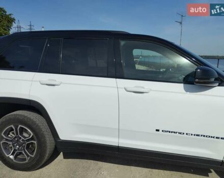 Білий Джип Grand Cherokee, об'ємом двигуна 2 л та пробігом 32 тис. км за 49999 $, фото 5 на Automoto.ua