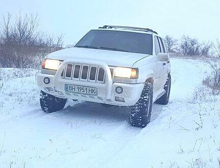 Белый Джип Гранд Чероки, объемом двигателя 4 л и пробегом 0 тыс. км за 5300 $, фото 1 на Automoto.ua