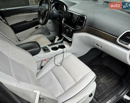 Черный Джип Гранд Чероки, объемом двигателя 5.65 л и пробегом 86 тыс. км за 35000 $, фото 18 на Automoto.ua