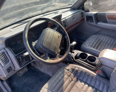 Красный Джип Гранд Чероки, объемом двигателя 5.2 л и пробегом 270 тыс. км за 3100 $, фото 5 на Automoto.ua