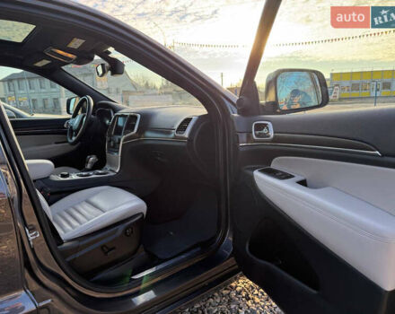 Серый Джип Гранд Чероки, объемом двигателя 5.65 л и пробегом 90 тыс. км за 25999 $, фото 26 на Automoto.ua