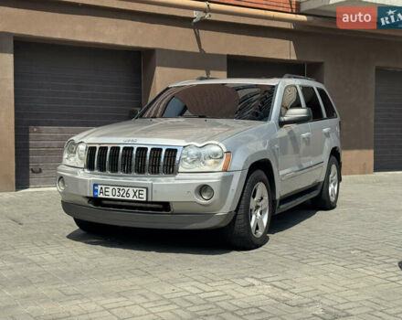Сірий Джип Grand Cherokee, об'ємом двигуна 5.65 л та пробігом 242 тис. км за 9000 $, фото 1 на Automoto.ua