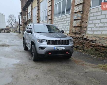 Серый Джип Гранд Чероки, объемом двигателя 5.65 л и пробегом 88 тыс. км за 37000 $, фото 1 на Automoto.ua