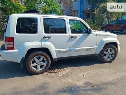 Білий Джип Liberty, об'ємом двигуна 3.7 л та пробігом 160 тис. км за 16999 $, фото 1 на Automoto.ua