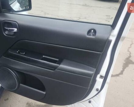 Белый Джип Патриот, объемом двигателя 2.4 л и пробегом 328 тыс. км за 7200 $, фото 2 на Automoto.ua