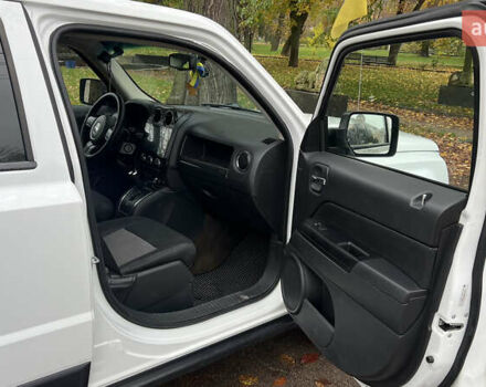 Білий Джип Patriot, об'ємом двигуна 2.36 л та пробігом 176 тис. км за 10500 $, фото 8 на Automoto.ua