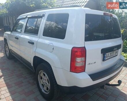 Белый Джип Патриот, объемом двигателя 2.4 л и пробегом 177 тыс. км за 9200 $, фото 5 на Automoto.ua