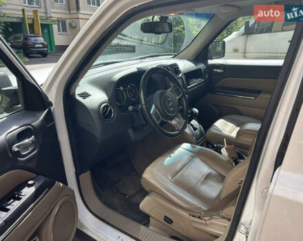 Белый Джип Патриот, объемом двигателя 2.36 л и пробегом 191 тыс. км за 11000 $, фото 7 на Automoto.ua