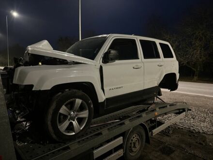 Белый Джип Патриот, объемом двигателя 2 л и пробегом 100 тыс. км за 2250 $, фото 1 на Automoto.ua