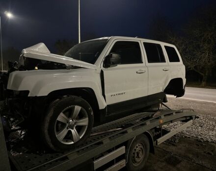 Белый Джип Патриот, объемом двигателя 2 л и пробегом 100 тыс. км за 2250 $, фото 1 на Automoto.ua