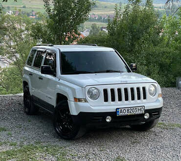 Белый Джип Патриот, объемом двигателя 2.36 л и пробегом 275 тыс. км за 7300 $, фото 1 на Automoto.ua