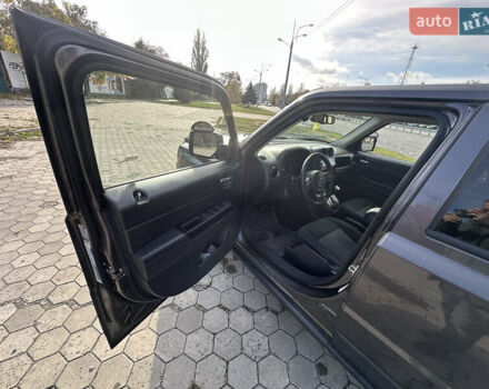 Серый Джип Патриот, объемом двигателя 2.36 л и пробегом 230 тыс. км за 9000 $, фото 9 на Automoto.ua