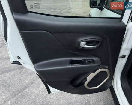 Белый Джип Ренегат, объемом двигателя 2.4 л и пробегом 128 тыс. км за 12999 $, фото 25 на Automoto.ua