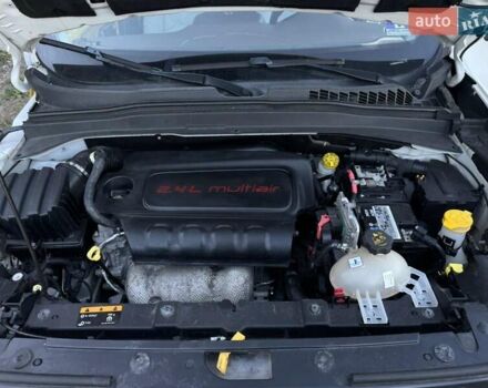 Белый Джип Ренегат, объемом двигателя 2.36 л и пробегом 155 тыс. км за 11500 $, фото 3 на Automoto.ua