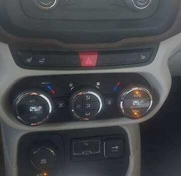 Белый Джип Ренегат, объемом двигателя 2.36 л и пробегом 155 тыс. км за 11500 $, фото 16 на Automoto.ua