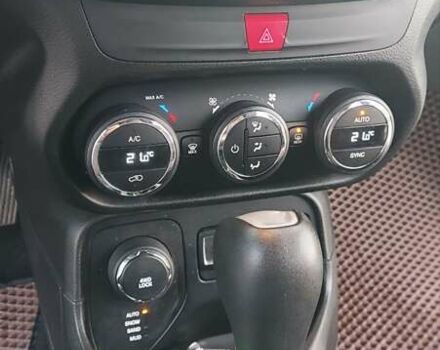 Белый Джип Ренегат, объемом двигателя 2.36 л и пробегом 147 тыс. км за 14000 $, фото 12 на Automoto.ua