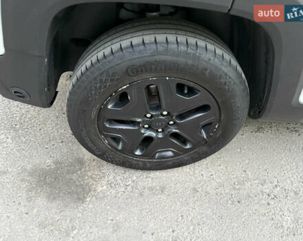 Джип Ренегат 2018 в Луцке на Automoto.ua Белый Джип Ренегат, объемом двигателя 2.36 л и пробегом 172 тыс. км за 14000 $, фото 3 на Automoto.ua