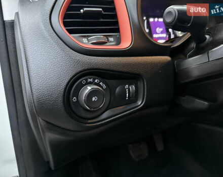 Білий Джип Ренегат, об'ємом двигуна 2.4 л та пробігом 150 тис. км за 11999 $, фото 29 на Automoto.ua