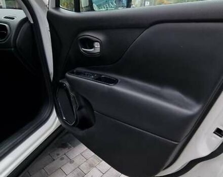 Білий Джип Ренегат, об'ємом двигуна 2.4 л та пробігом 79 тис. км за 14800 $, фото 10 на Automoto.ua