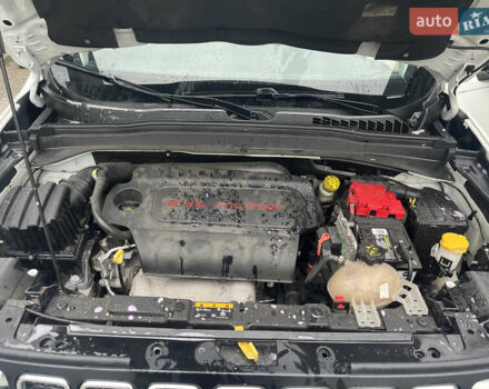 Білий Джип Ренегат, об'ємом двигуна 2.4 л та пробігом 188 тис. км за 13500 $, фото 6 на Automoto.ua