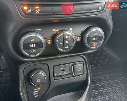 Бежевый Джип Ренегат, объемом двигателя 2.36 л и пробегом 185 тыс. км за 10700 $, фото 9 на Automoto.ua