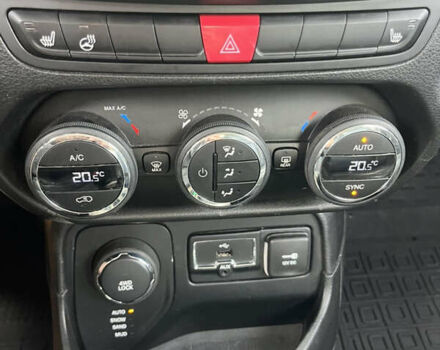 Бежевый Джип Ренегат, объемом двигателя 2.36 л и пробегом 181 тыс. км за 10999 $, фото 10 на Automoto.ua