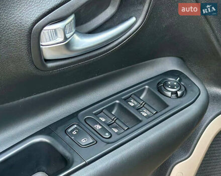 Джип Ренегат 2015 у Києві на Automoto.ua Чорний Джип Ренегат, об'ємом двигуна 2.4 л та пробігом 96 тис. км за 12600 $, фото 33 на Automoto.ua