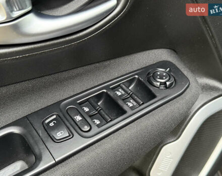 Чорний Джип Ренегат, об'ємом двигуна 2.4 л та пробігом 143 тис. км за 13500 $, фото 34 на Automoto.ua